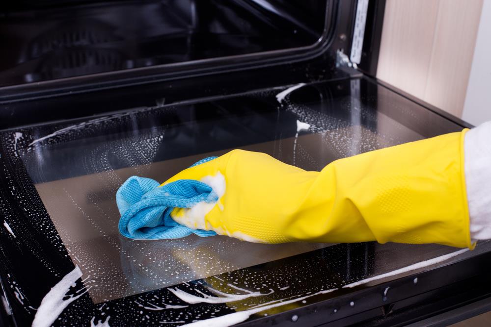 Cleaning dirty oven in Wateringbury