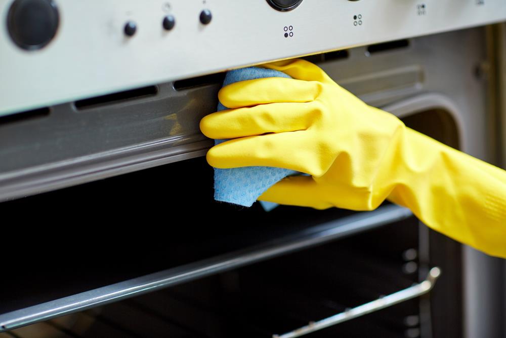 Cleaning dirty oven in Istead Rise